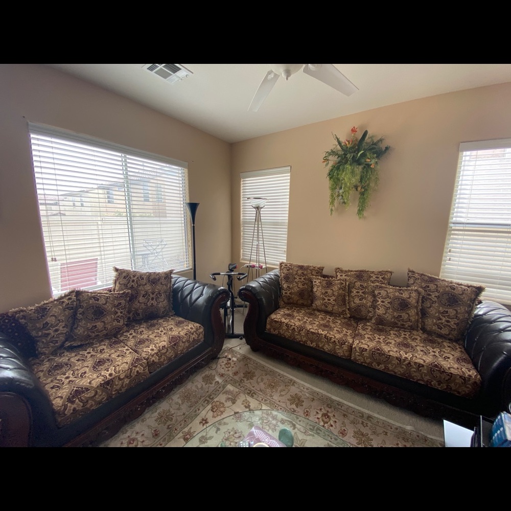 Couch - Picture 4 of 4